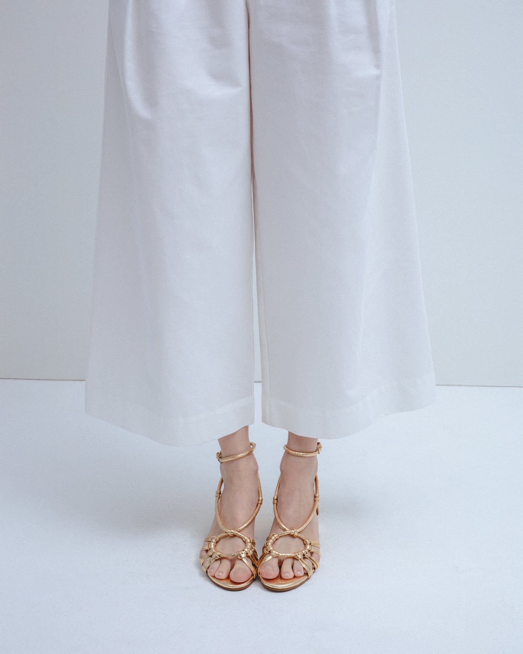 Sandalia Piel Tacón Tiras Metalizadas