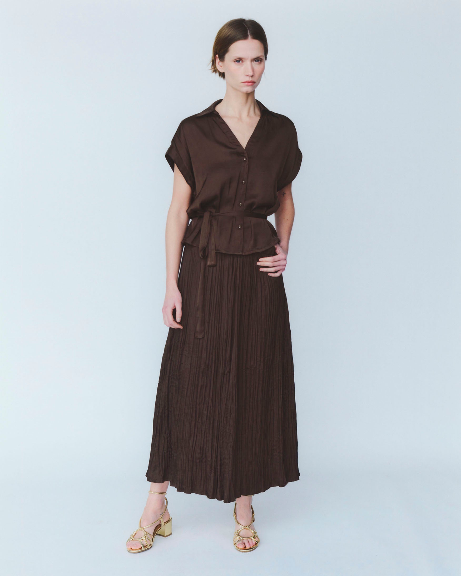 Falda Midi Saten Plisada Gomas