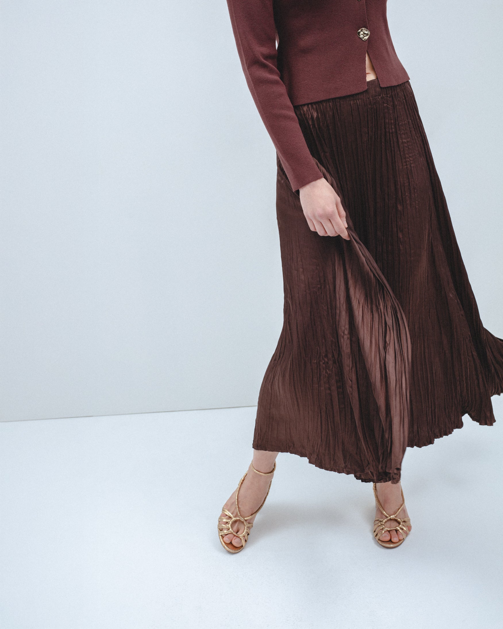 Falda Midi Saten Plisada Gomas