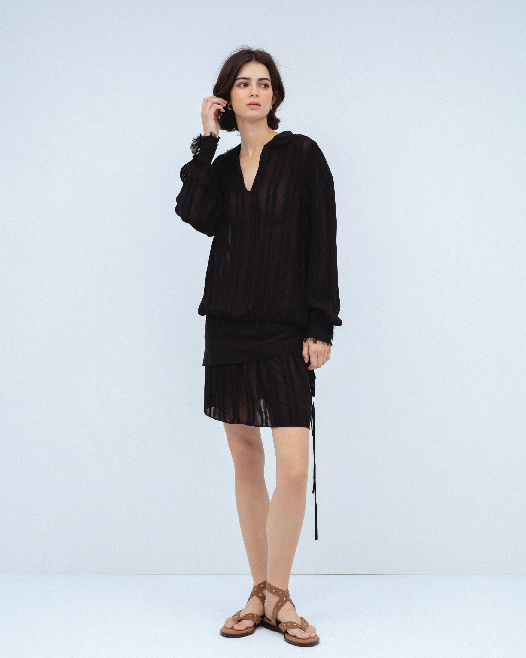 Vestido Corto Fajín Bordado