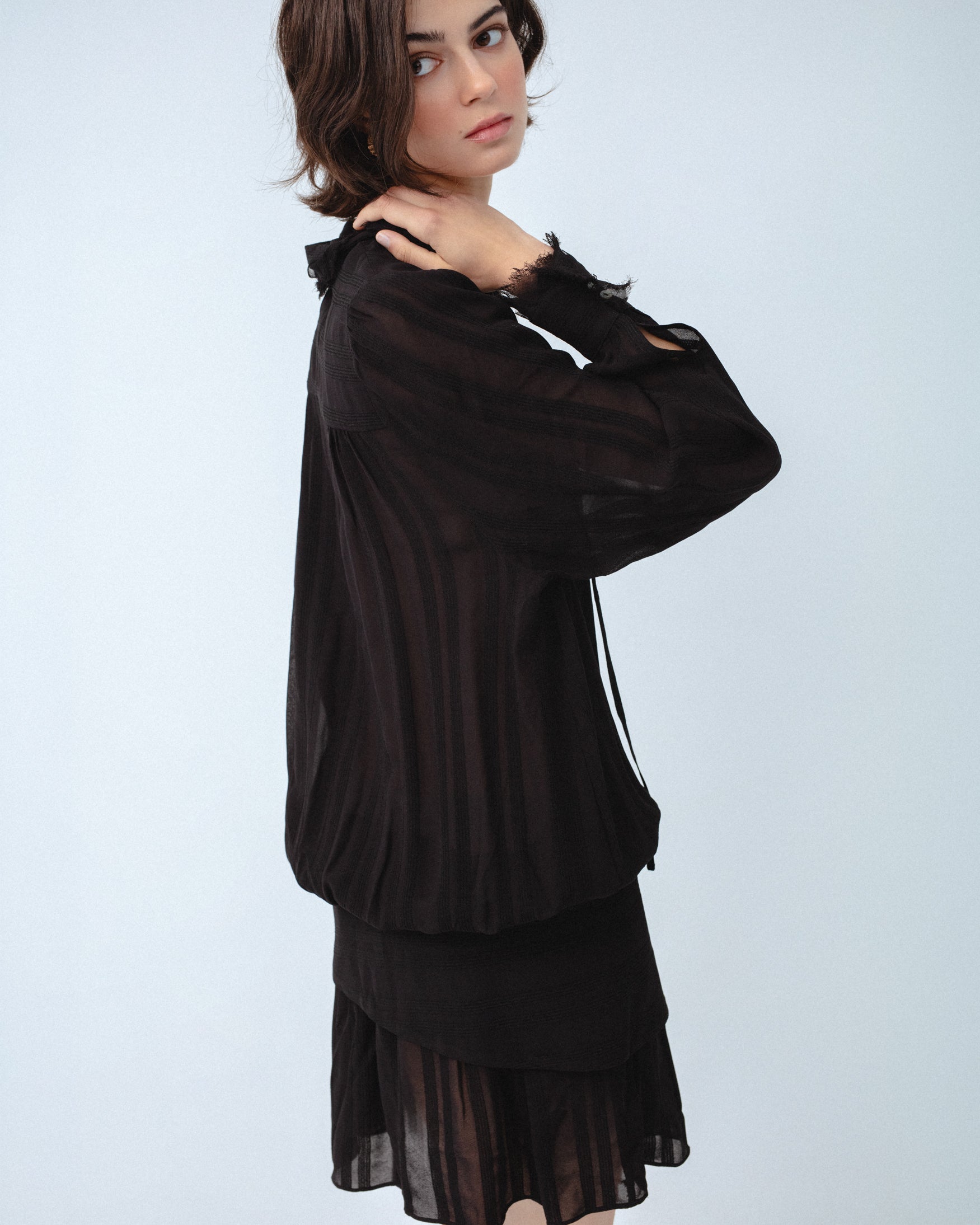 Vestido Corto Fajín Bordado