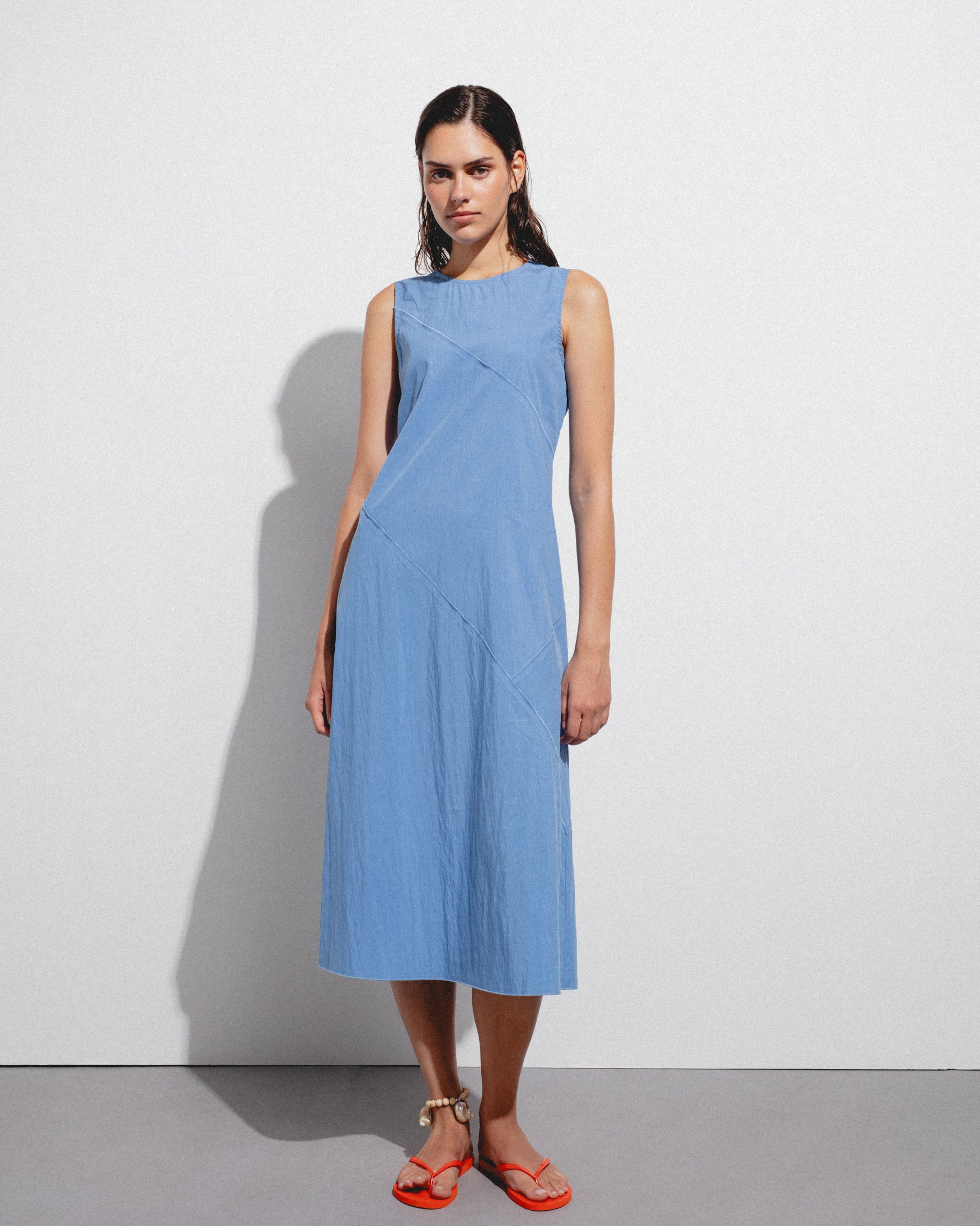 Vestido Midi Sin Mangas Cortes