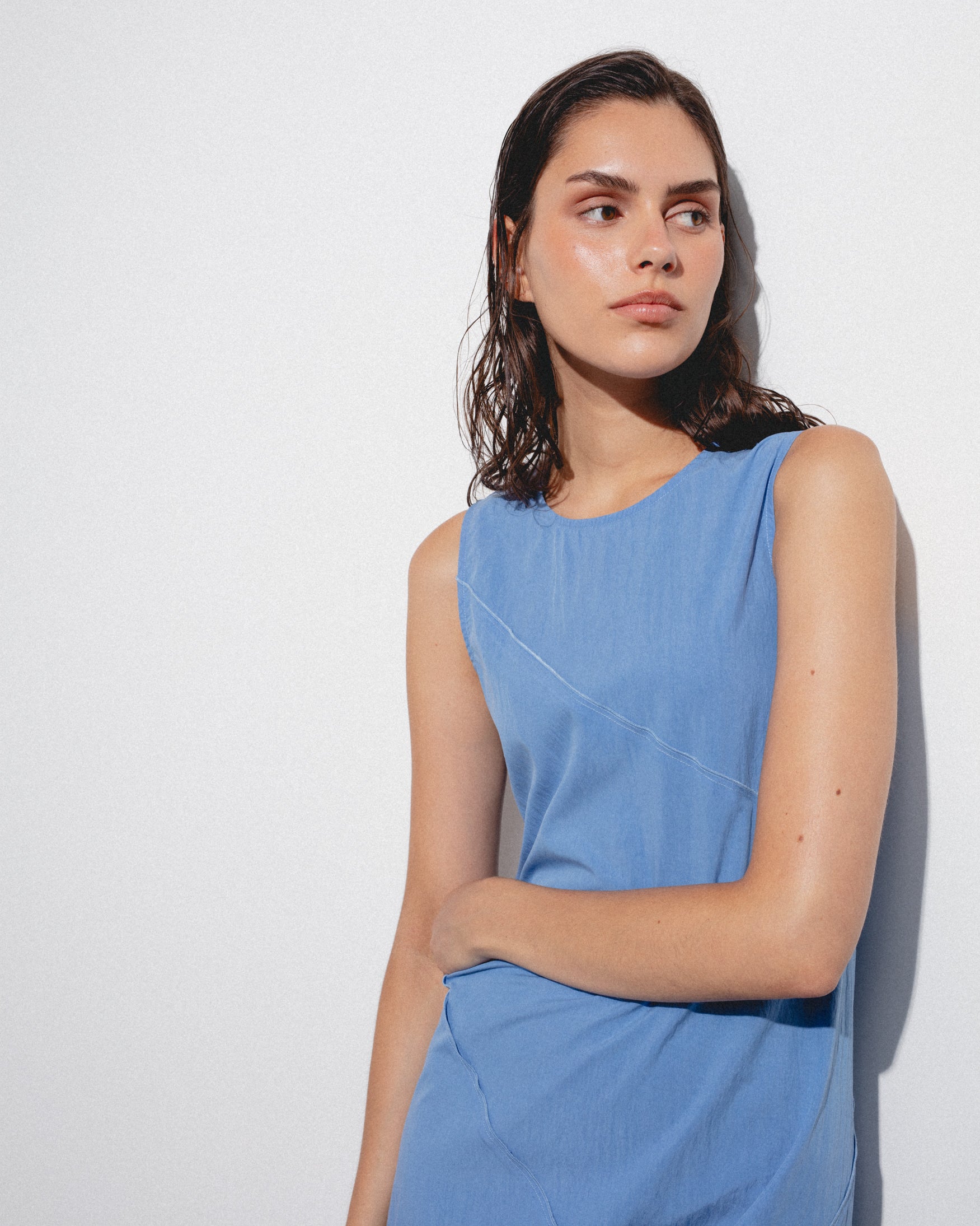 Vestido Midi Sin Mangas Cortes