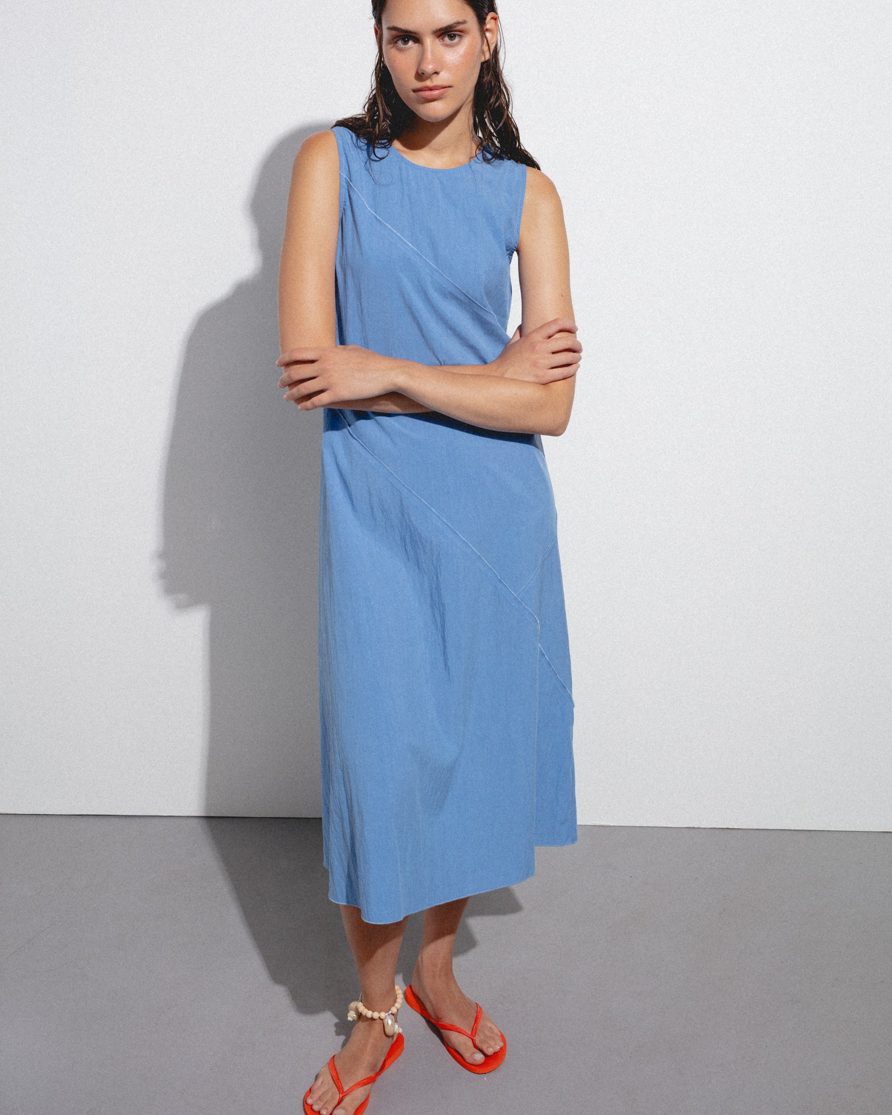 Vestido Midi Sin Mangas Cortes