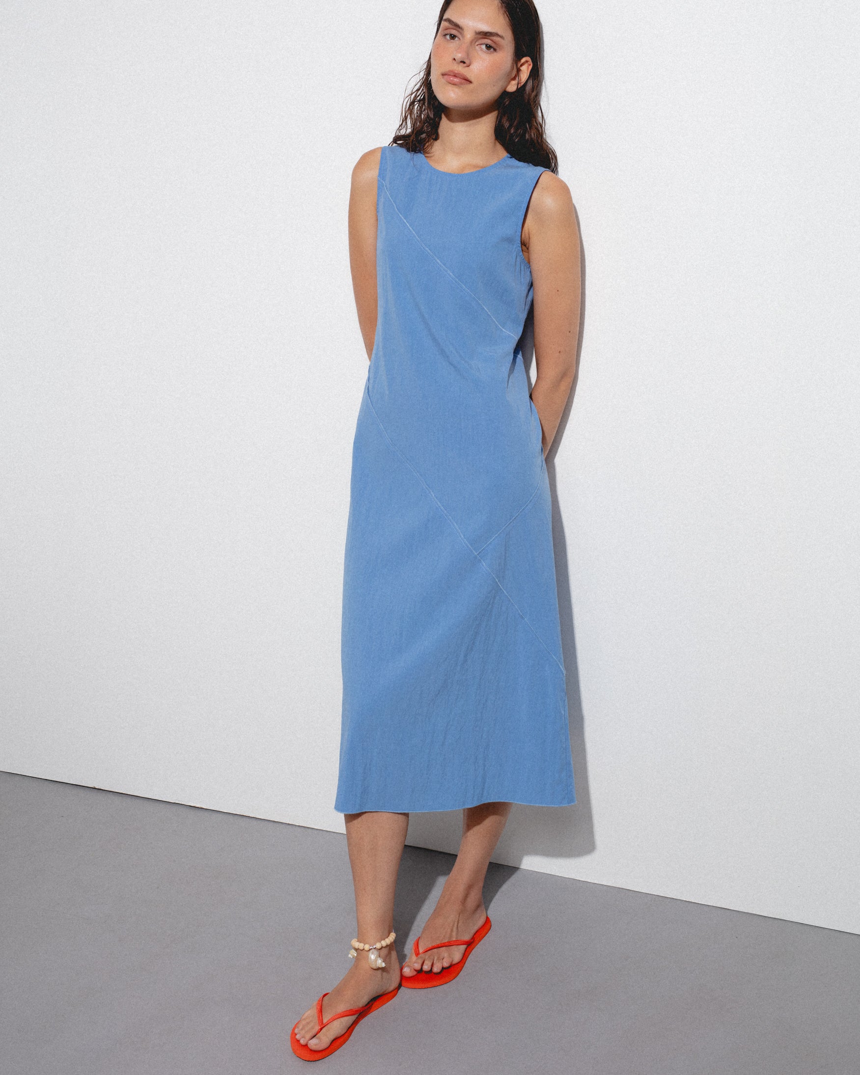 Vestido Midi Sin Mangas Cortes
