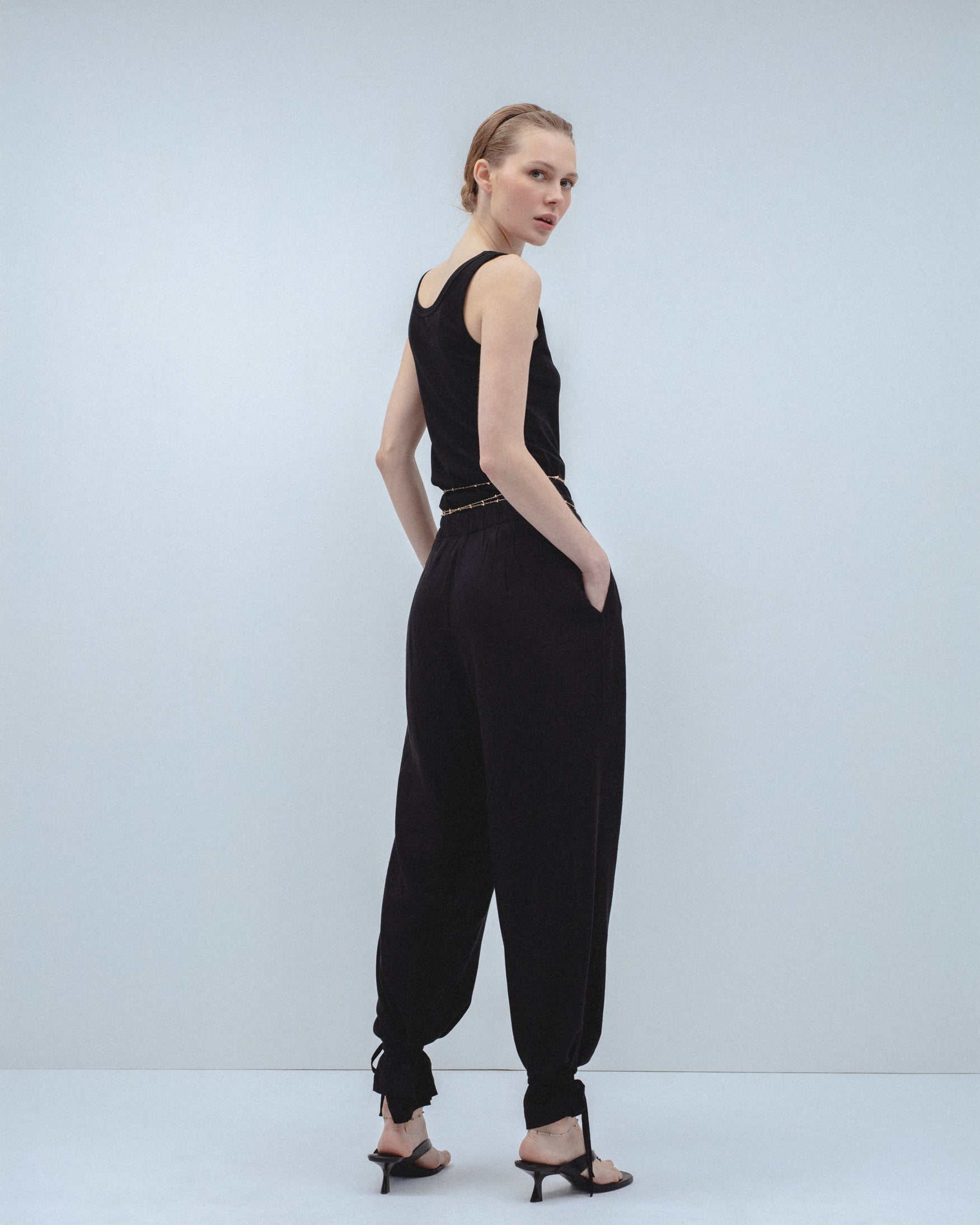 Pantalón Pliegues Bajo Lazos