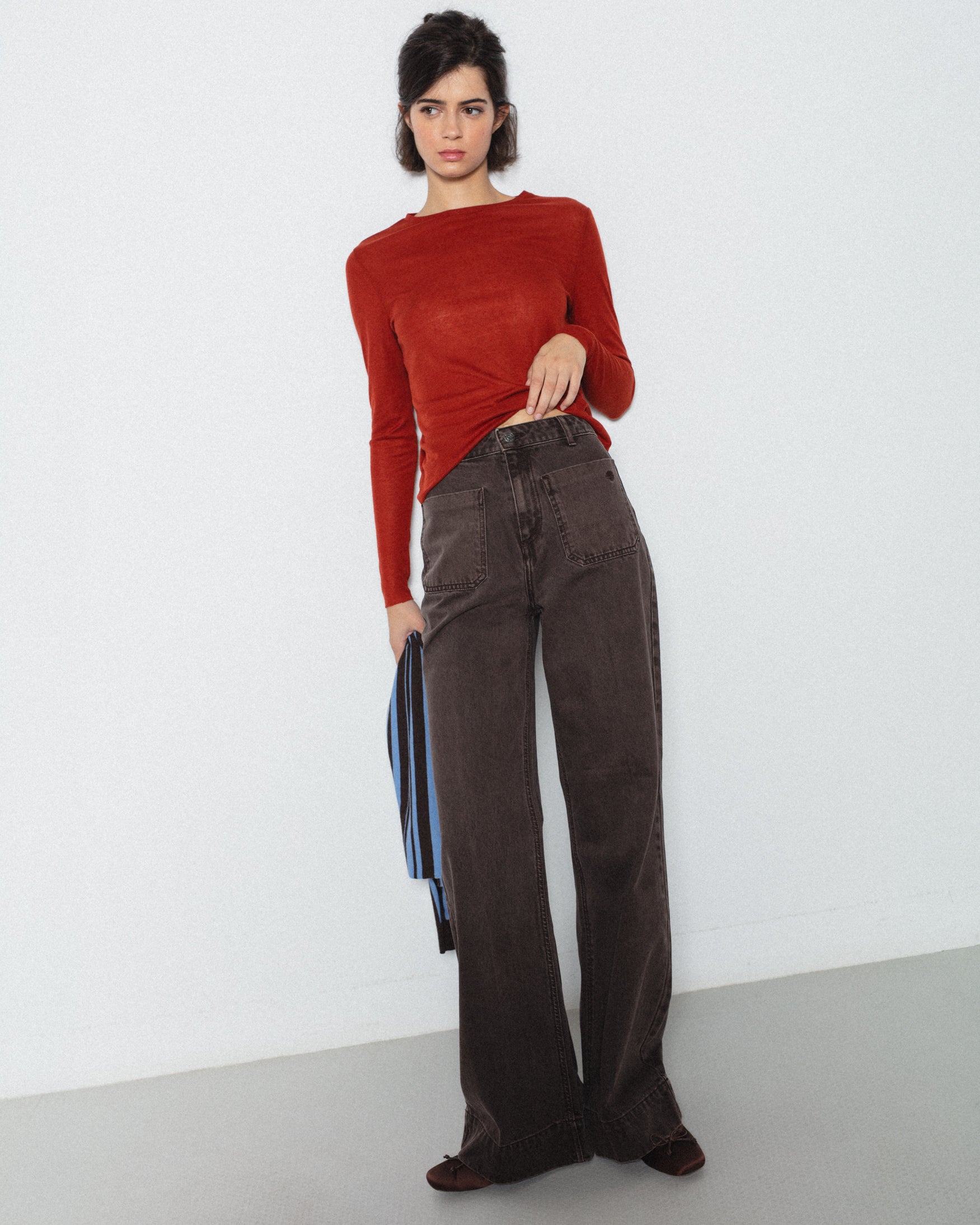 Pantalón Sarga Flare Tiro Alto Bolsillos