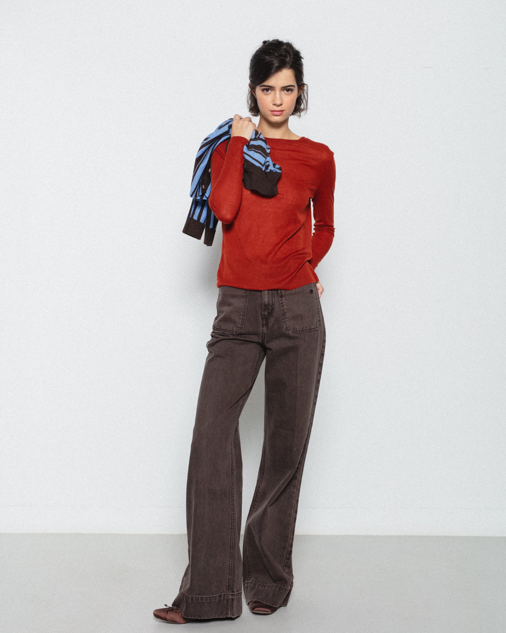 Pantalón Sarga Flare Tiro Alto Bolsillos